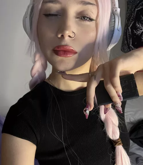 Looking for someone to teach me how to do a sexy pose... by RyzenStar