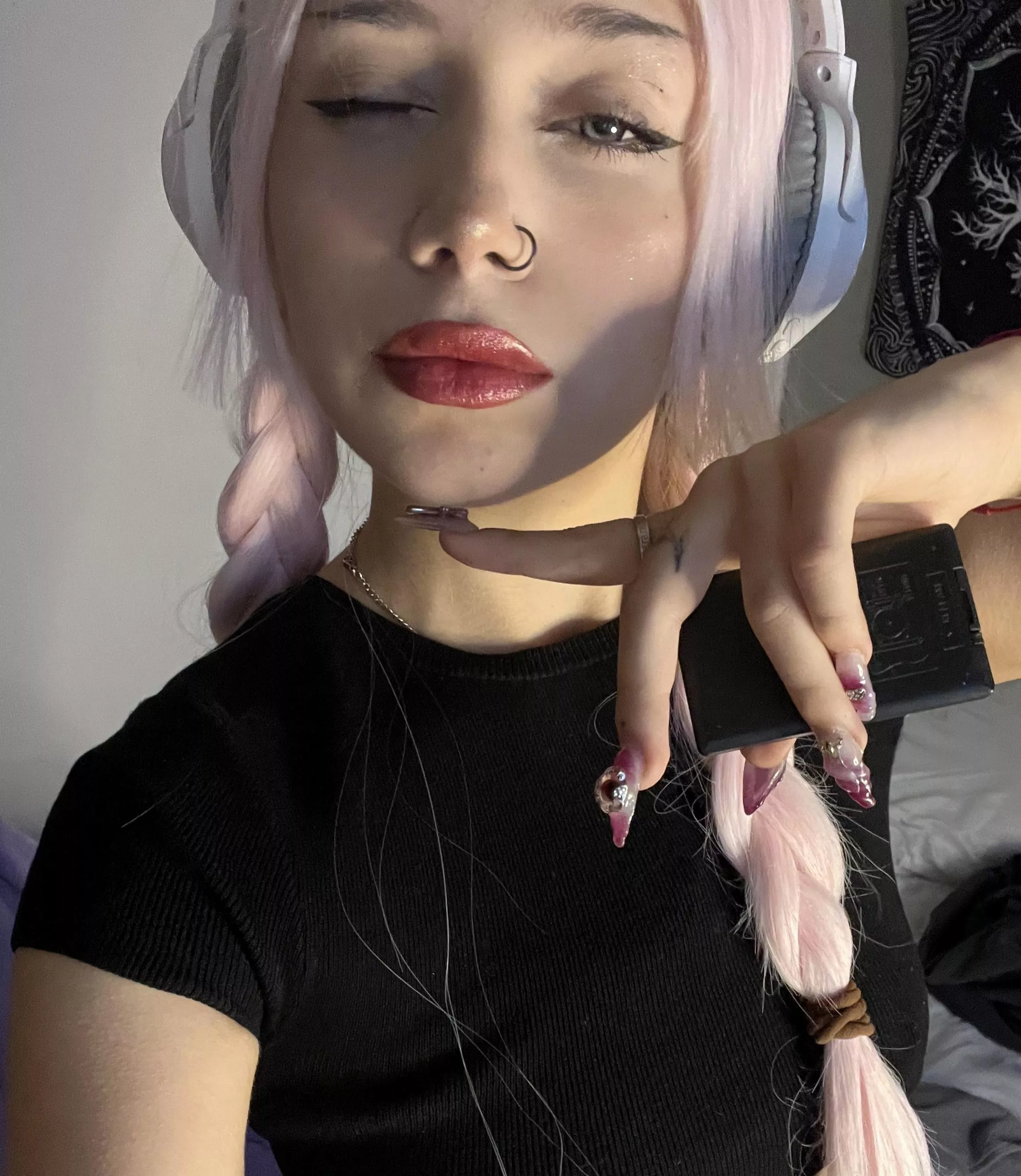 Looking for someone to teach me how to do a sexy pose... posted by RyzenStar