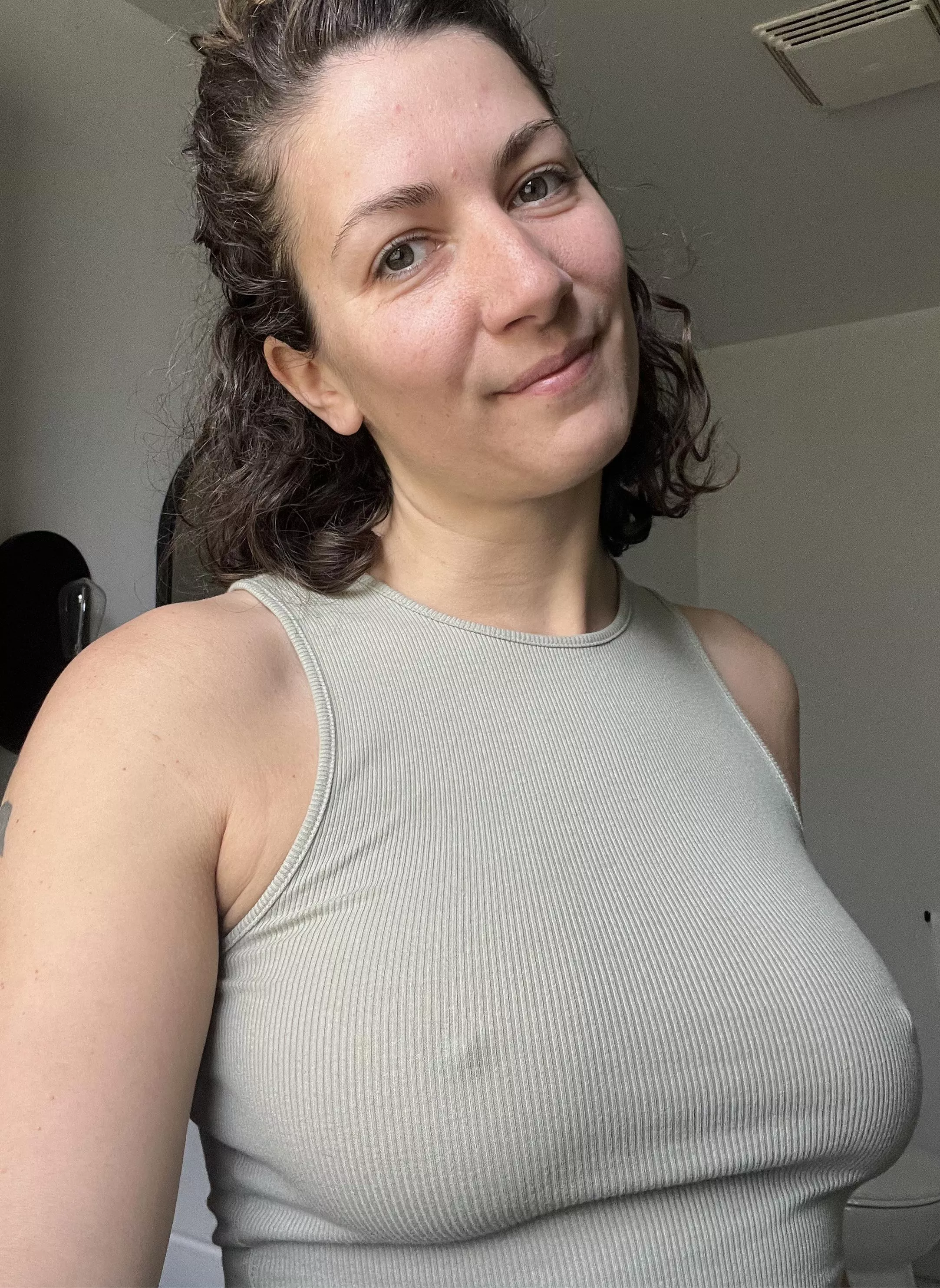 Mild mannered girl next door 💁🏻‍♀️ [f] posted by maplesyrup_girl