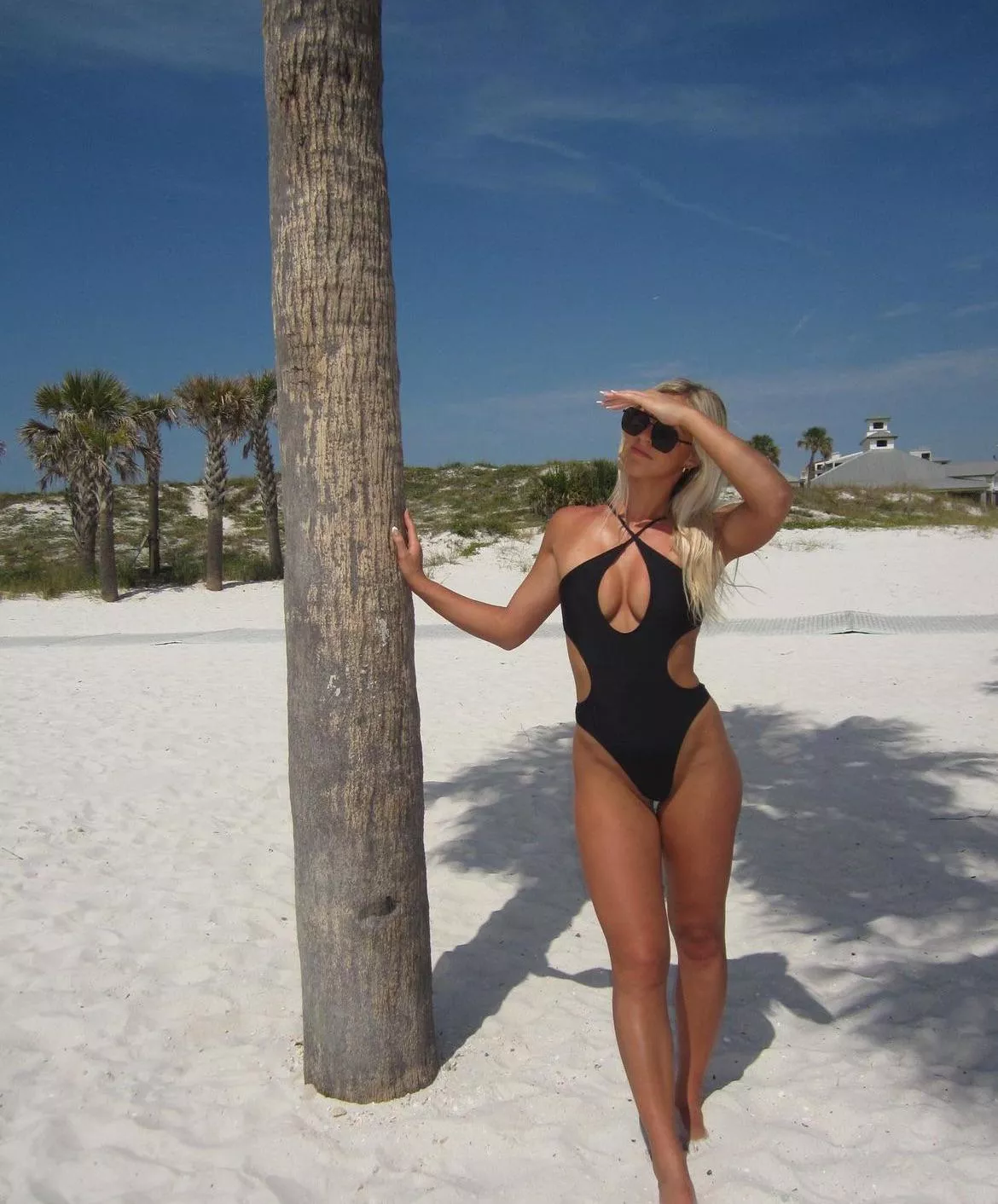 Stunner in black posted by Flimsy-Albatross-361