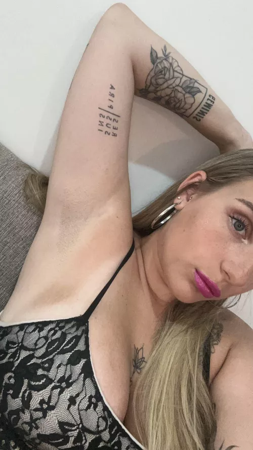 These armpits are waiting for a submissive to take it. by Candicexx4