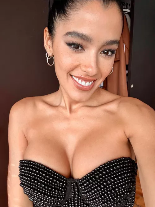 weekend cleavage  by ashydeluca