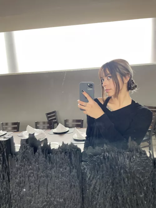 what trait in a woman tells you that she's elegant and classy, be honest by Anelchacon