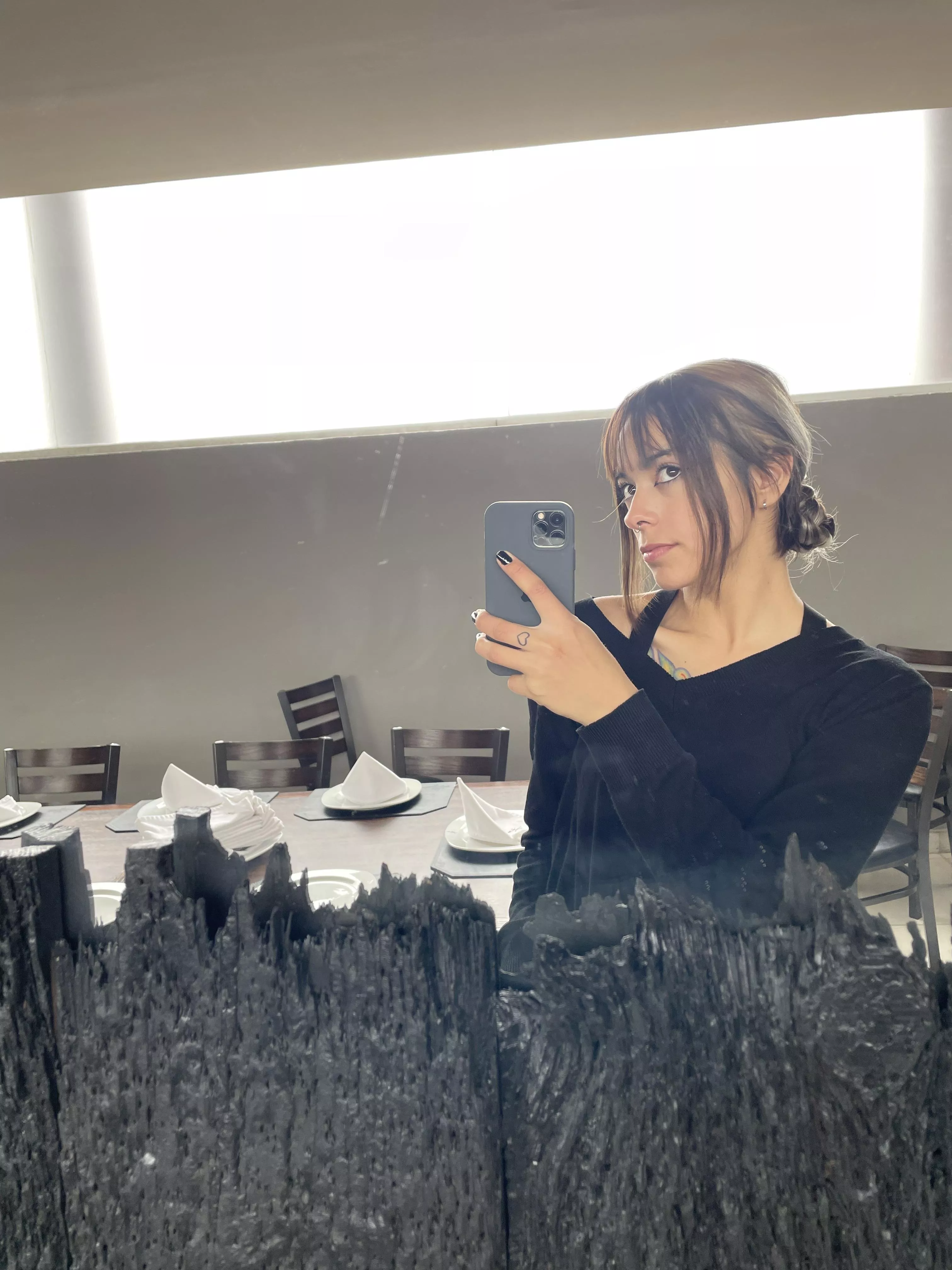 what trait in a woman tells you that she's elegant and classy, be honest posted by Anelchacon