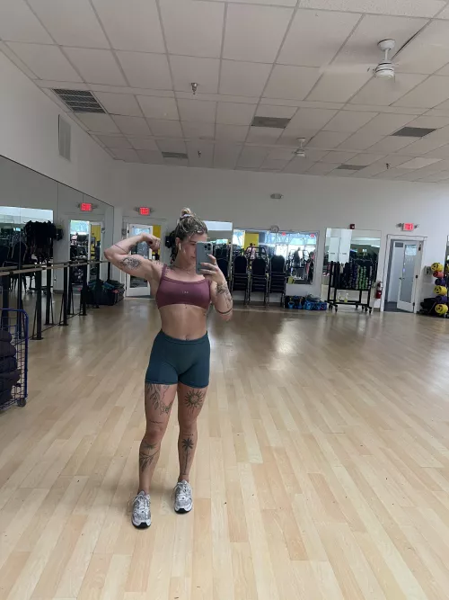 what would you do if you saw me in the gym alone? by aquathemermaid