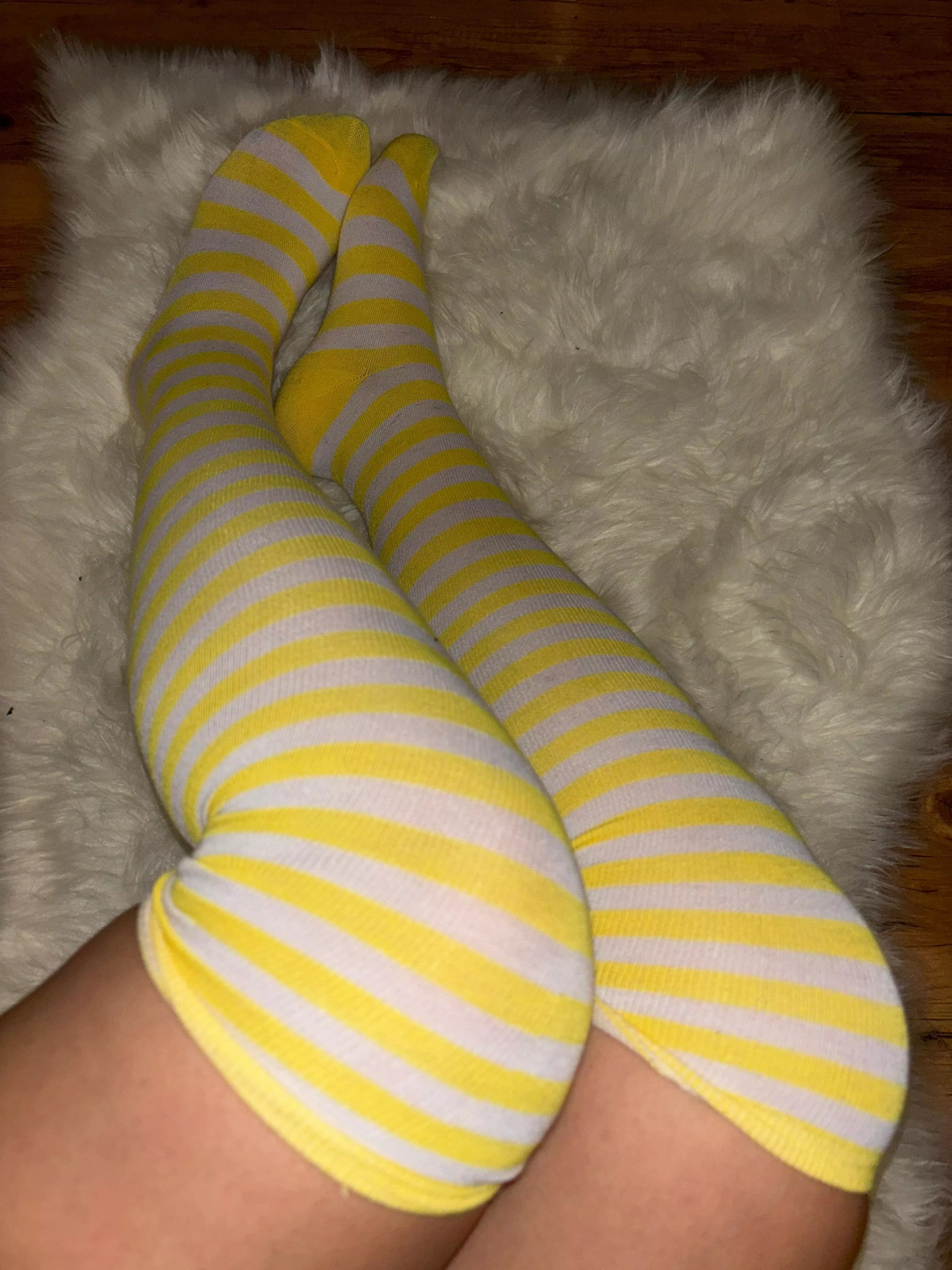 Yellow socks for you [F] posted by FeetndFingersFantasy