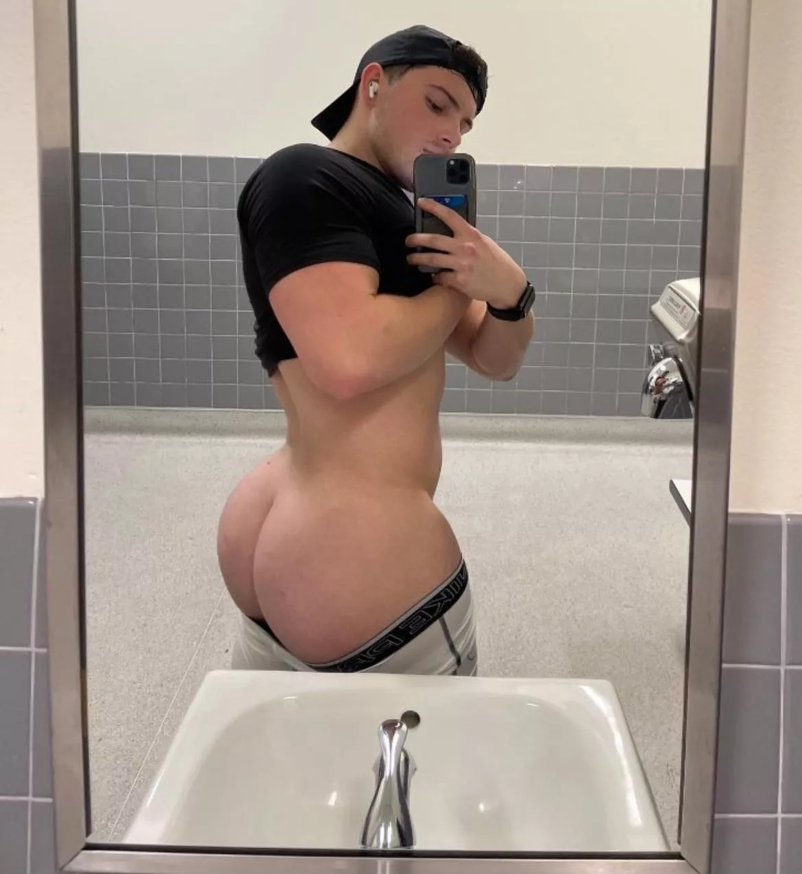 19 Frat Bro Bottom LOOKING for BWC and HUNG TOPS add me @ jaxonn330 posted by Careful_Yesterday_73