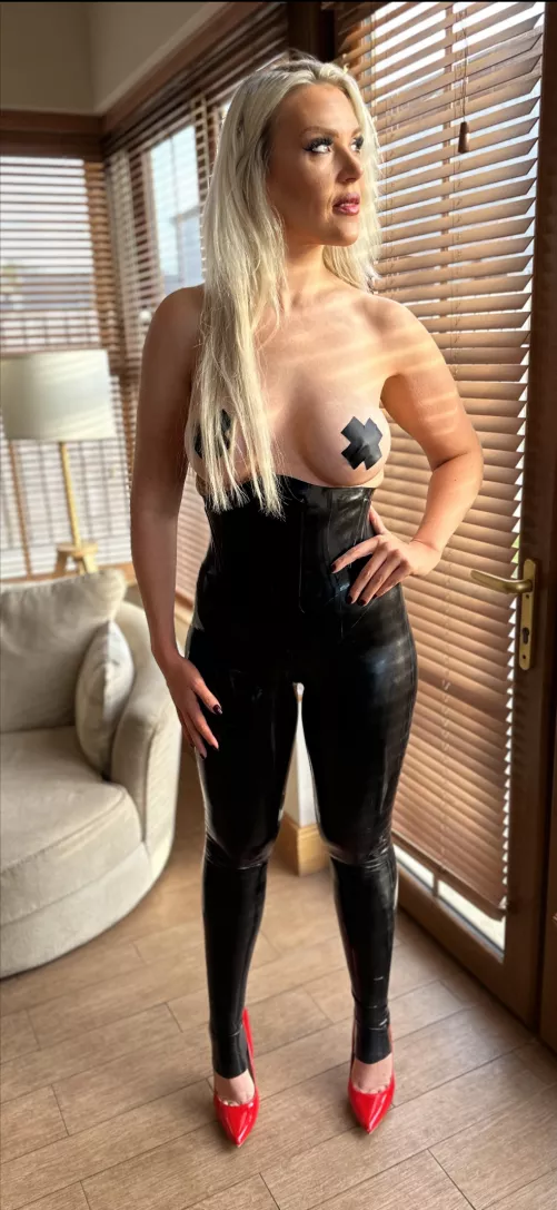 40yrold teacher, all the dads love parent teacher nights.. by Lulu_Pump