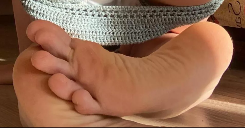 How wet & messy can you make my toes in this position? by FeeturedSoles