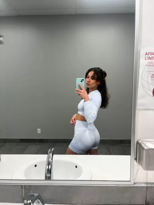 I love taking pictures while working out [f] by MonicaTorrres