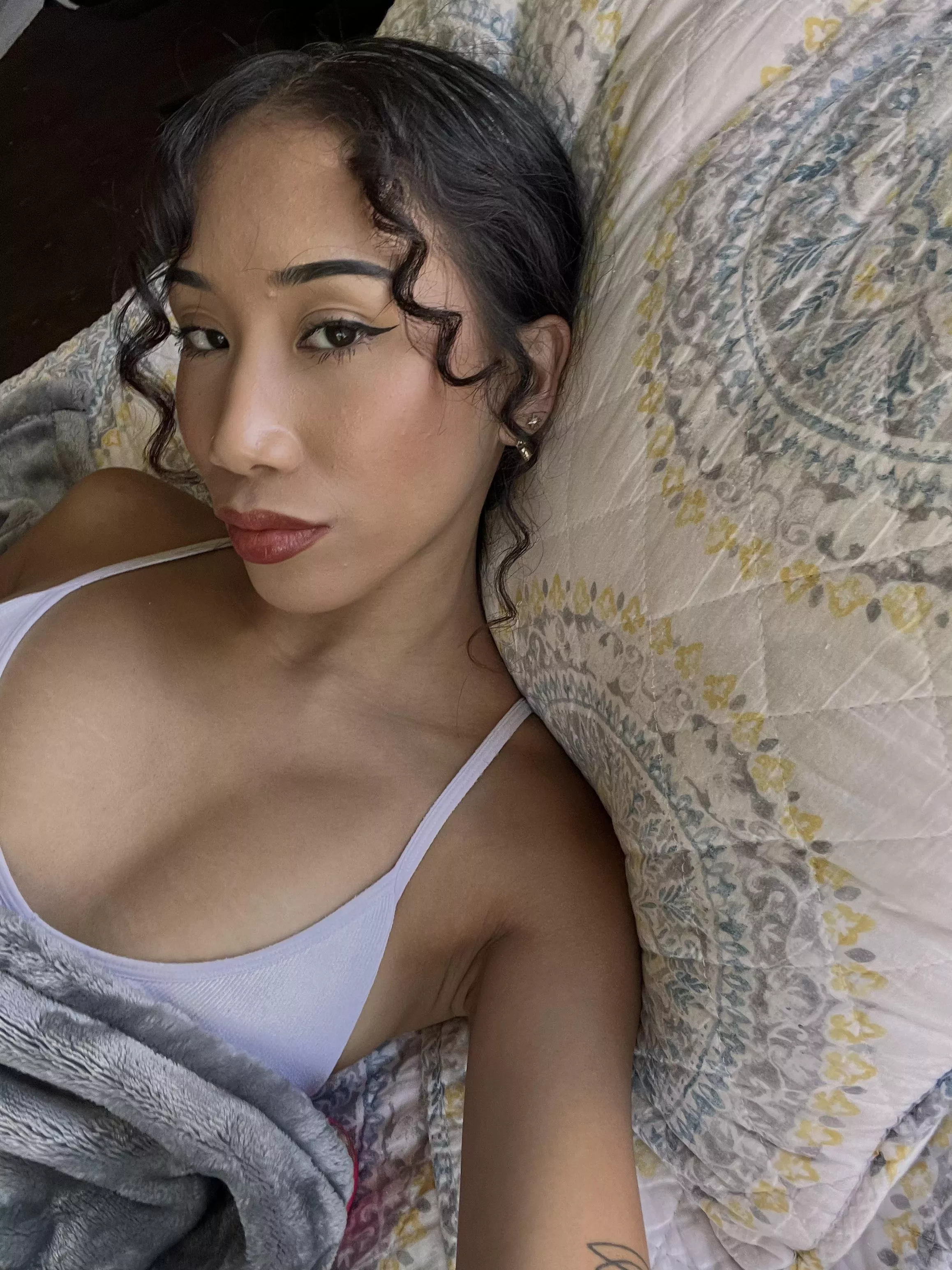 nothing like looking down at a pretty face right?  posted by yourbabyluvvv