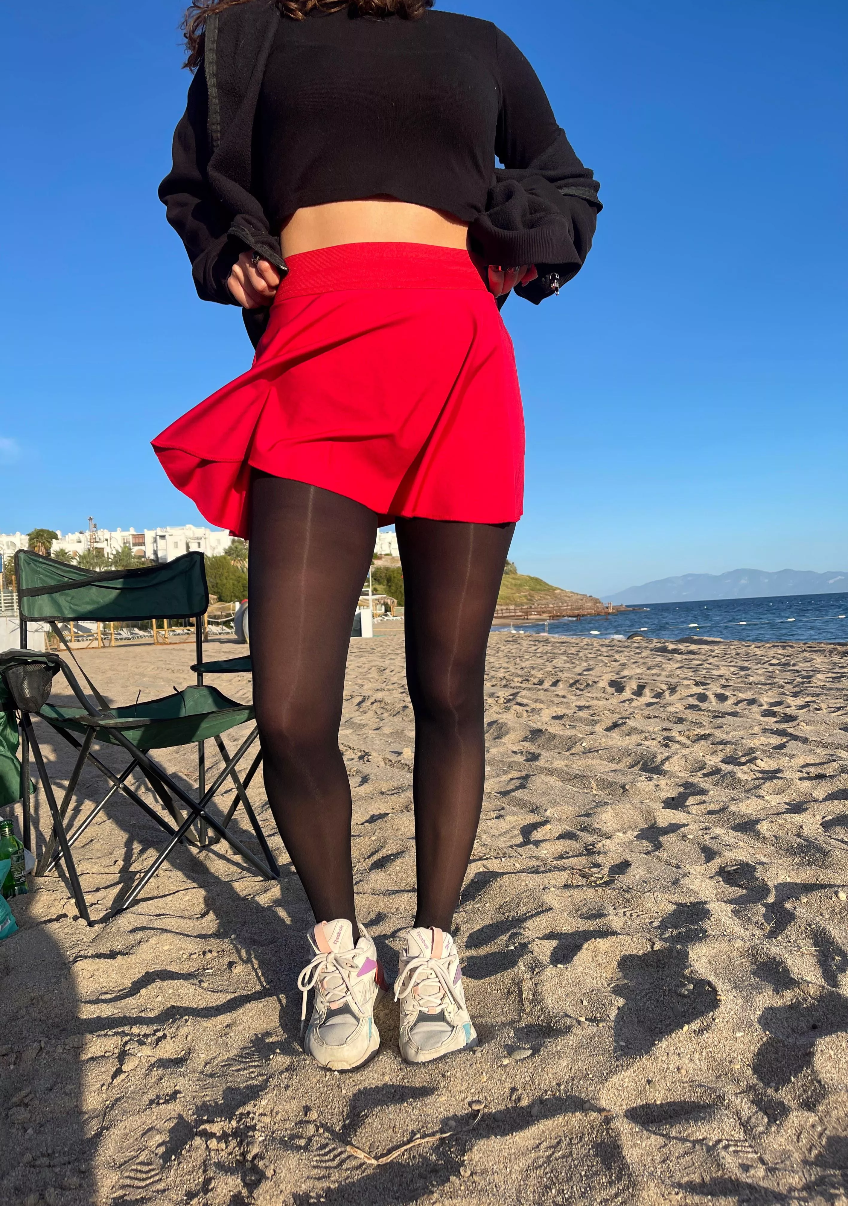 Pantyhose on the beach ☀️🏖️ posted by hosierypassion