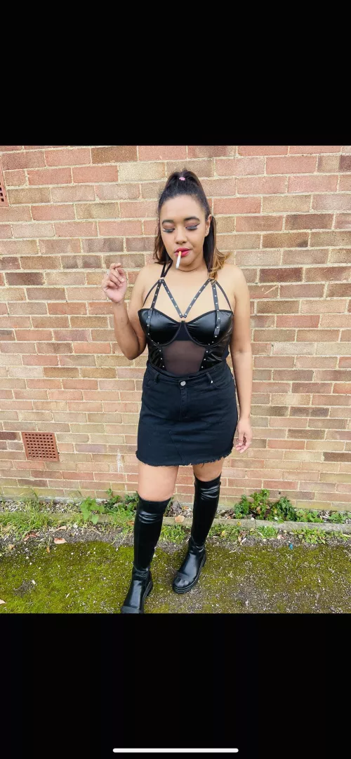 Red lips and quick cigs 💋🚬 by Cheekypeach94