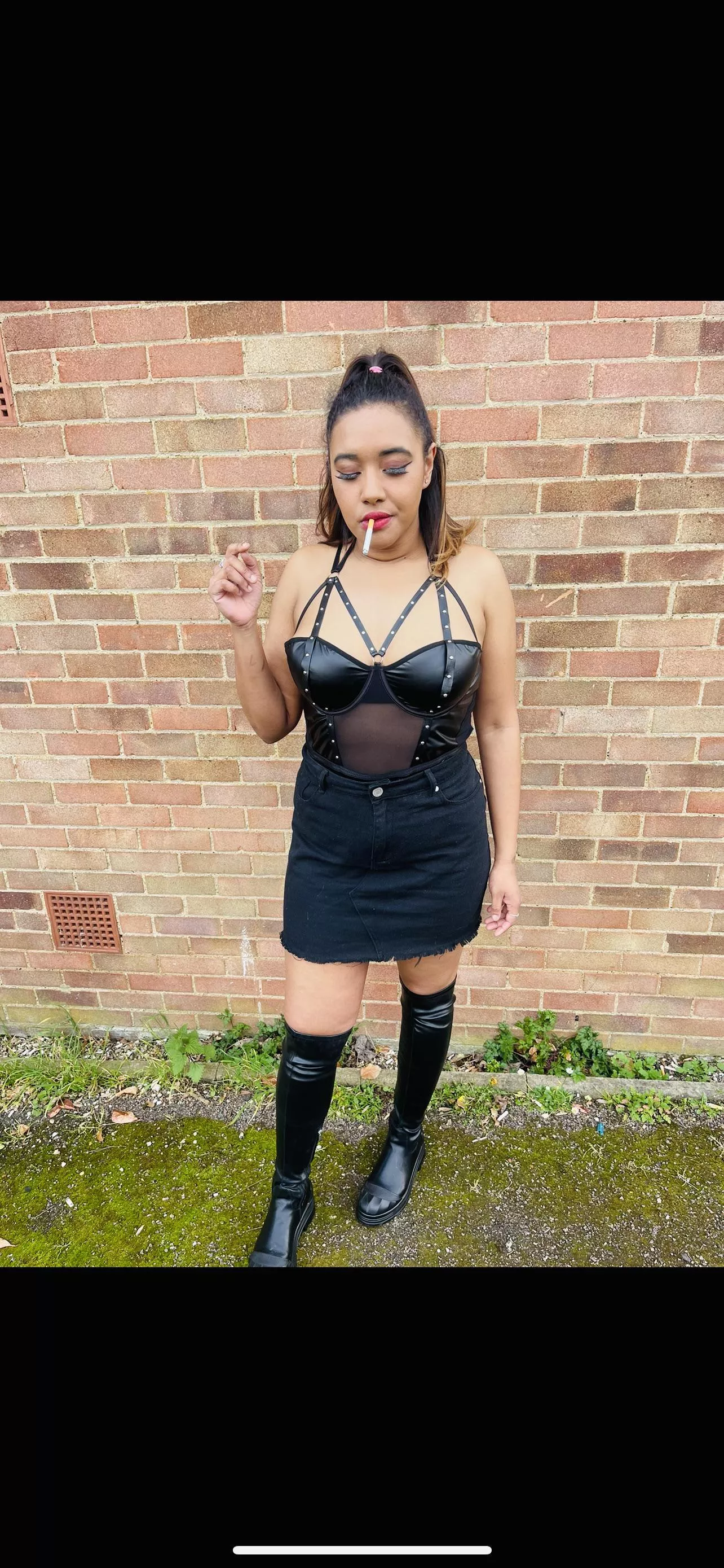 Red lips and quick cigs 💋🚬 posted by Cheekypeach94