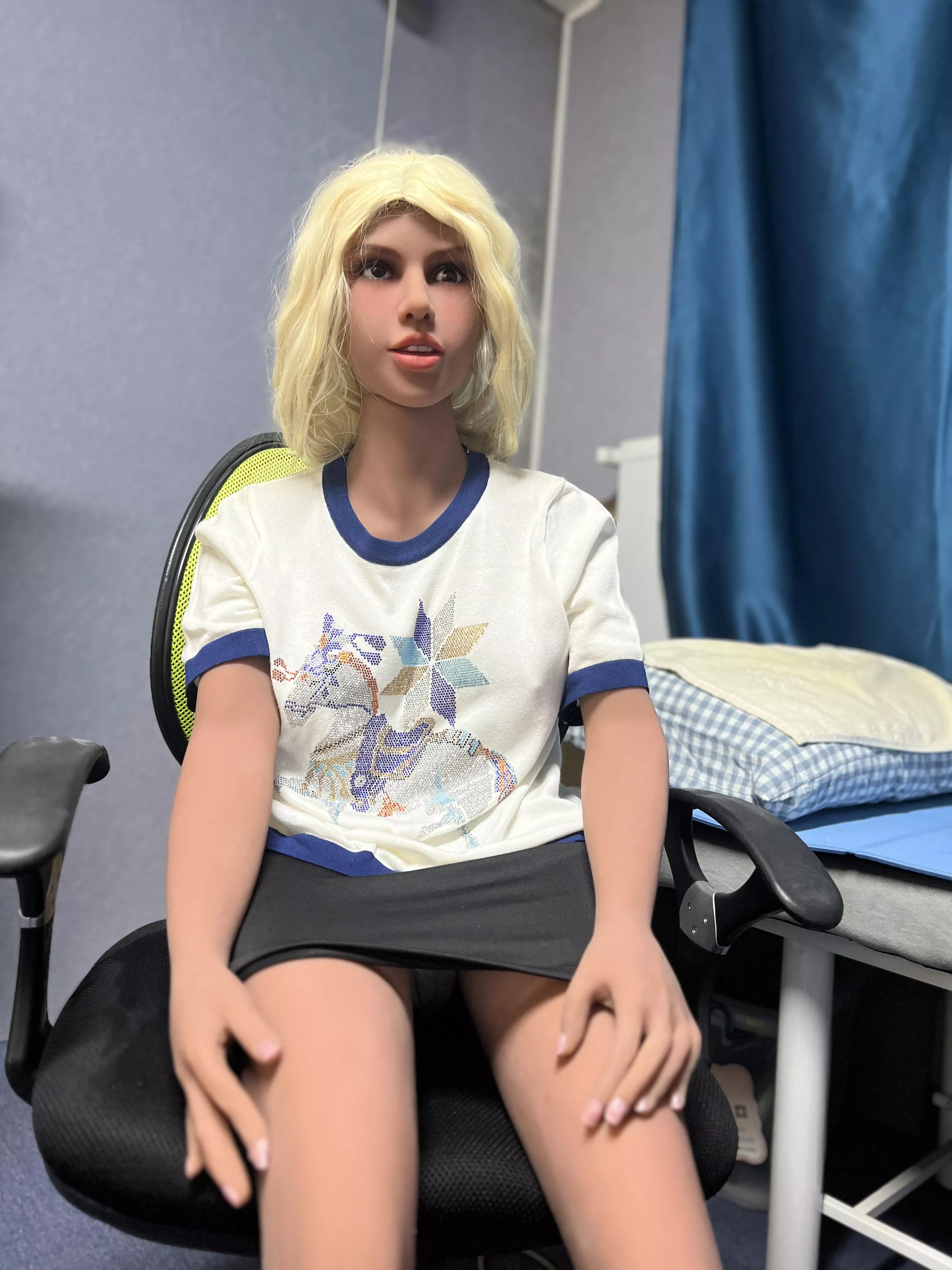 What do you think of her new dress ? Looks like an office lady posted by moteempire