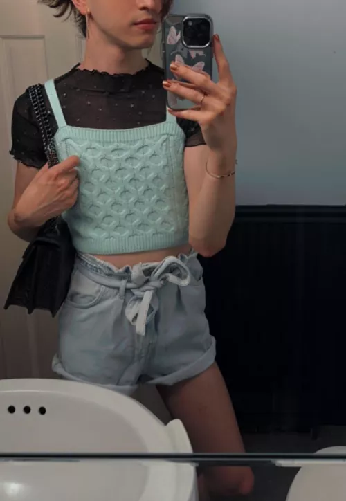 26 fem btm for chats with Str/bi fit tops. Uncut+ Tattoos++ Nike socks++ Face+++ by Apprehensive_Yard635