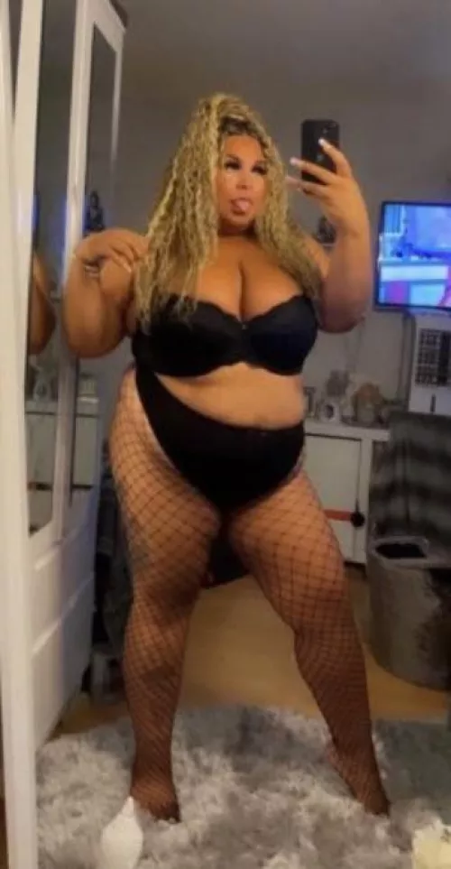 All that thickness 😉🤤🖤 by Neicy_xo