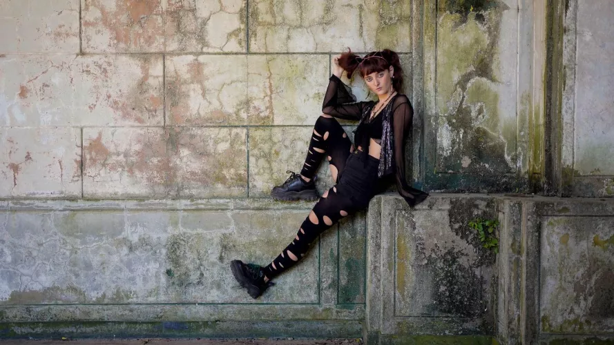 Balancing classiness with a touch of seduction effortlessly. [18F] by vibeslover