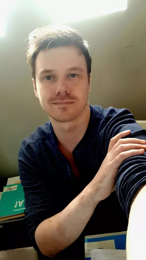 Brain need distraction 🙃 by Lord_Metalark