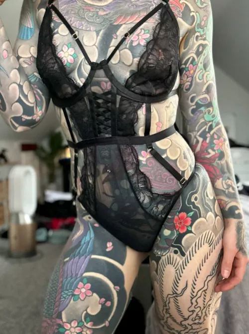 Grip my curves in the right places by FoxXTheDark