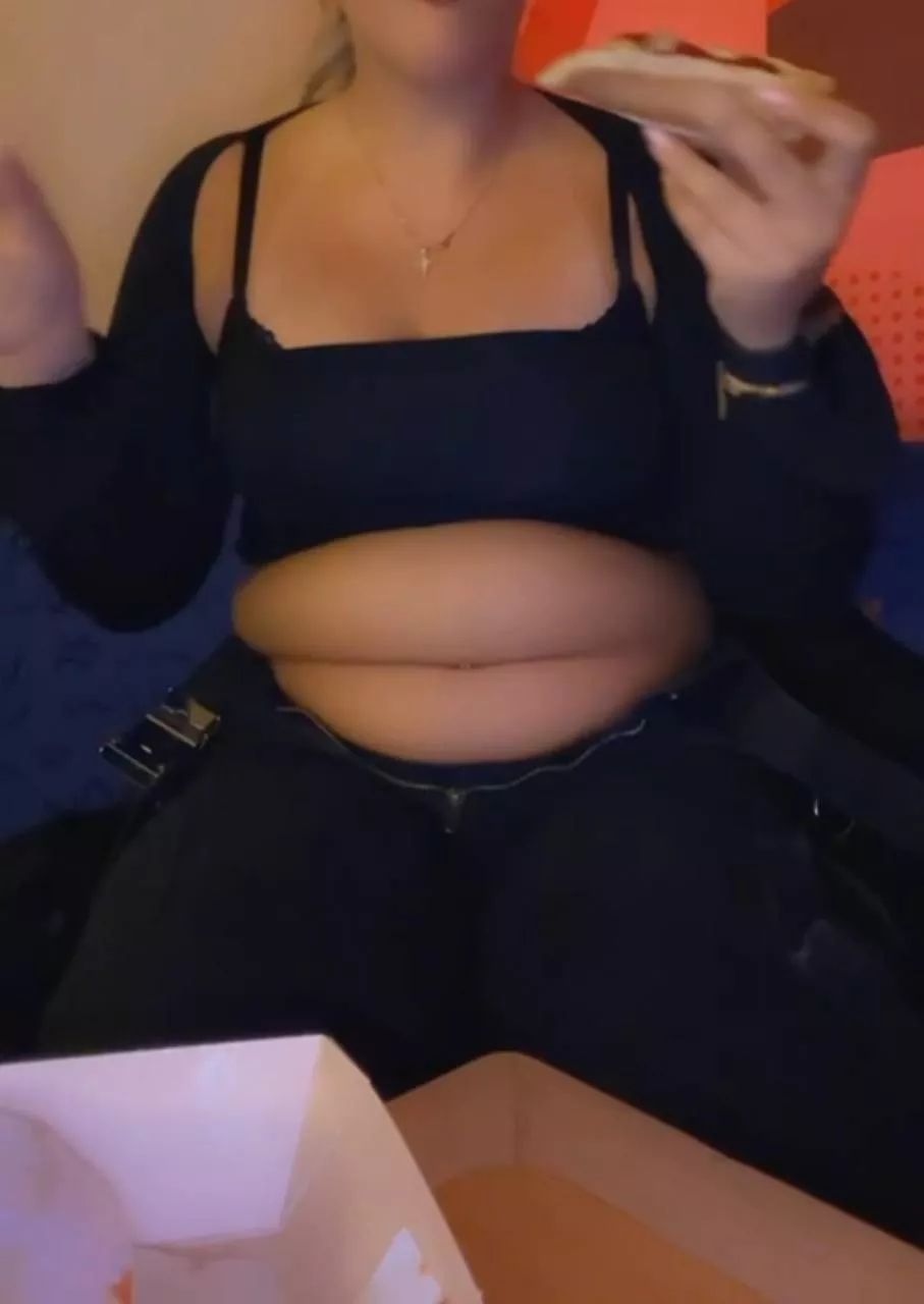 Just me casually munching on my 4th hot dog at work… posted by benimmmmmmmm