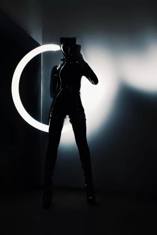 Lurking in the dark by frauwke