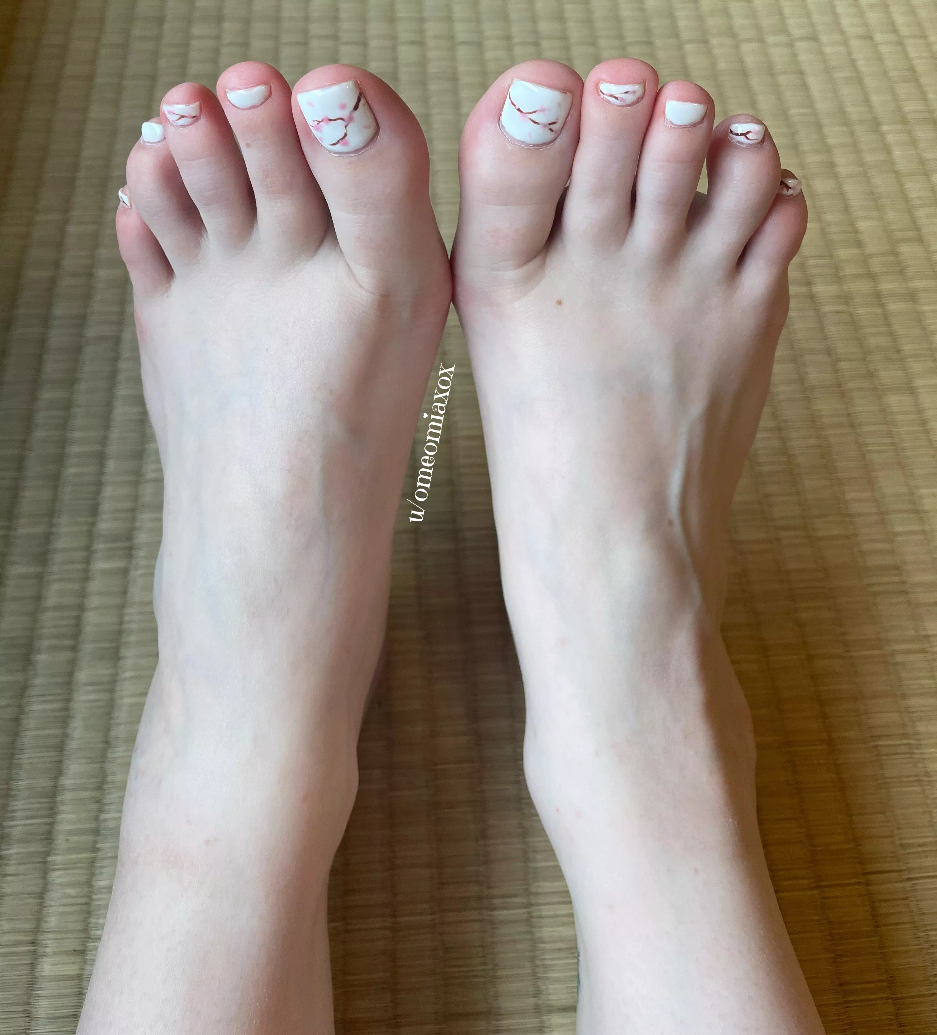 My cherry blossom toes 🌸 posted by omeomiaxox