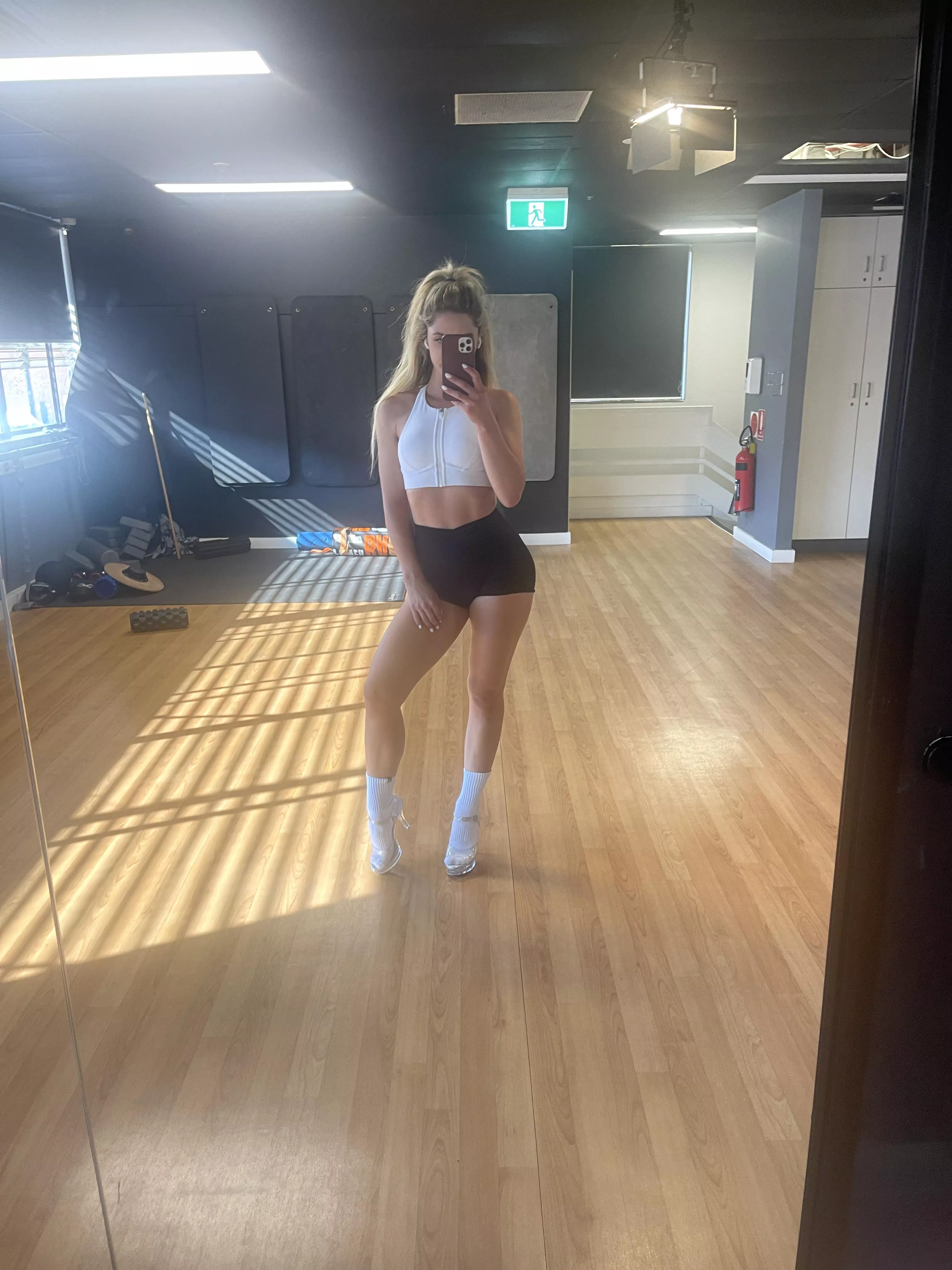 ready for the gym tonight (f) posted by JuliasPeachyLife