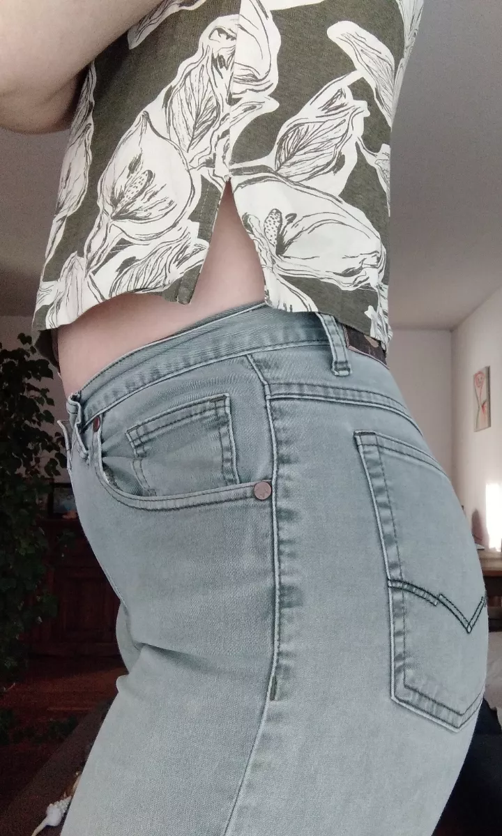 This t-shirt is a little small for me, should I wear it anyway? 💗 posted by ExaminationLower35