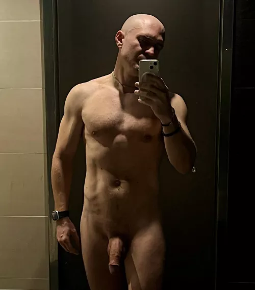 39M, 5.7, 165lbs. Be nice, I’m really shy ☺️  by lovebenice