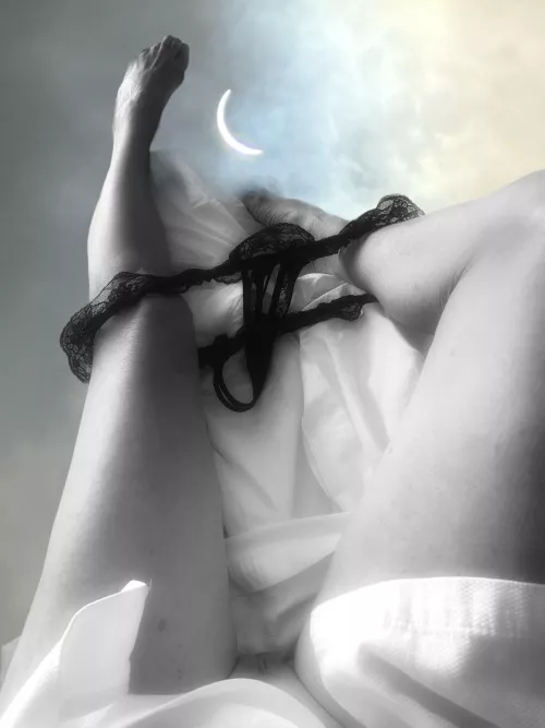 An amazing eclipse view.. 🌗 by mzKayy