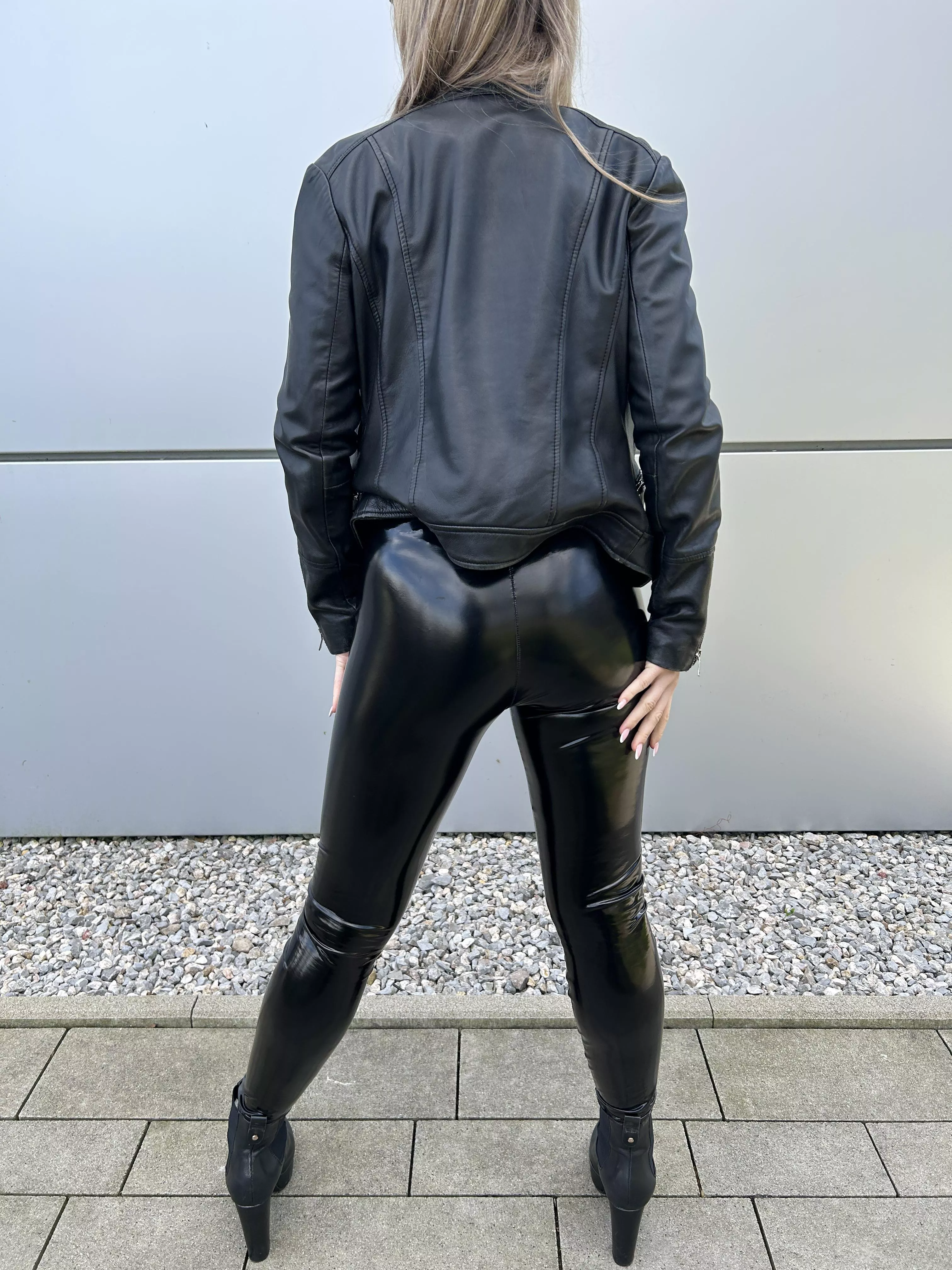 Are you brave enough to eat me out while my friends are secretly watching or shy away?
 posted by adaamehh