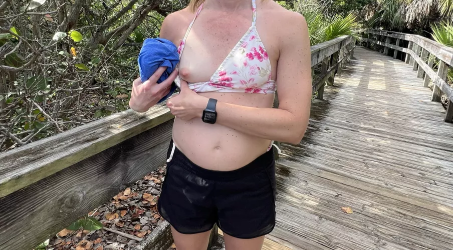 Boardwalk to the beach on spring break is a busy place! Had to be quick.. by fansforfitnessnw