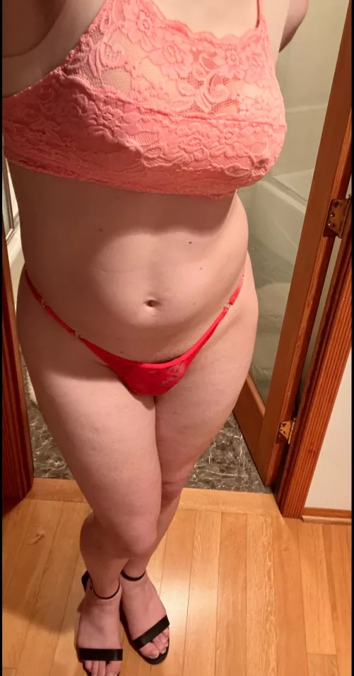 Do you like my curves? by respectablyslutty