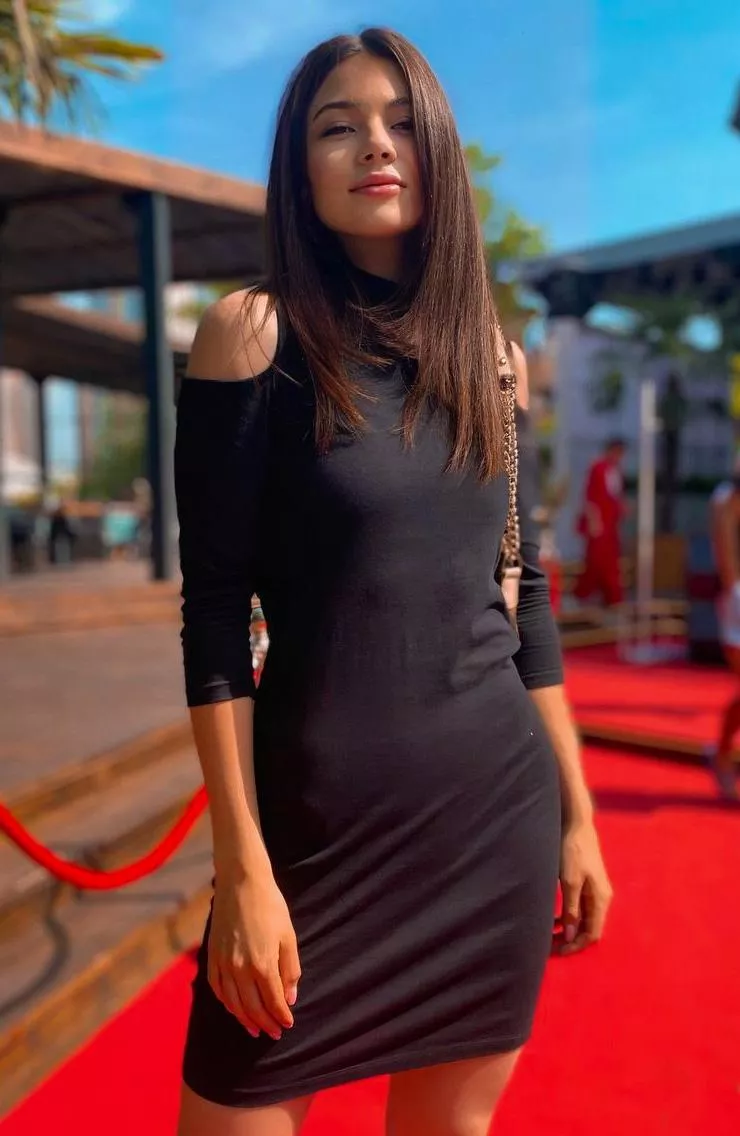 does this dress fit my little body snugly? posted by gmanscout