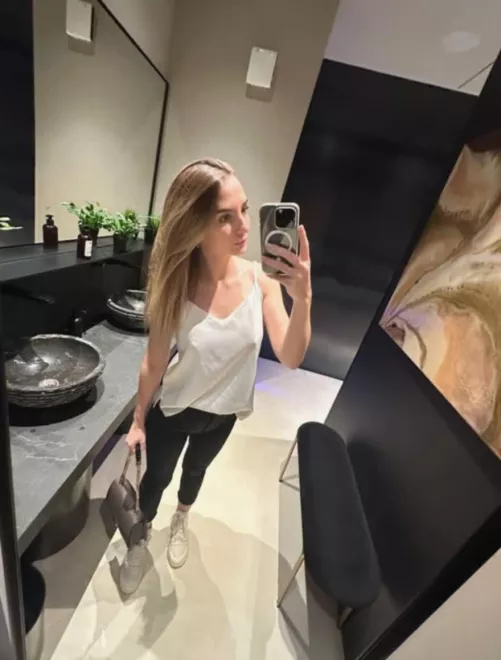 Gym selfies are a must when you look this cute (@roxyfoxymodel) by Secrethoneygirl