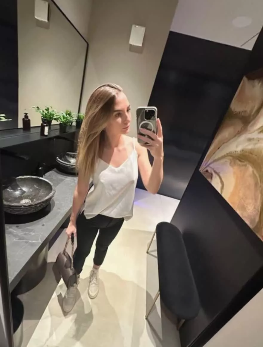 Gym selfies are a must when you look this cute (@roxyfoxymodel) posted by Secrethoneygirl