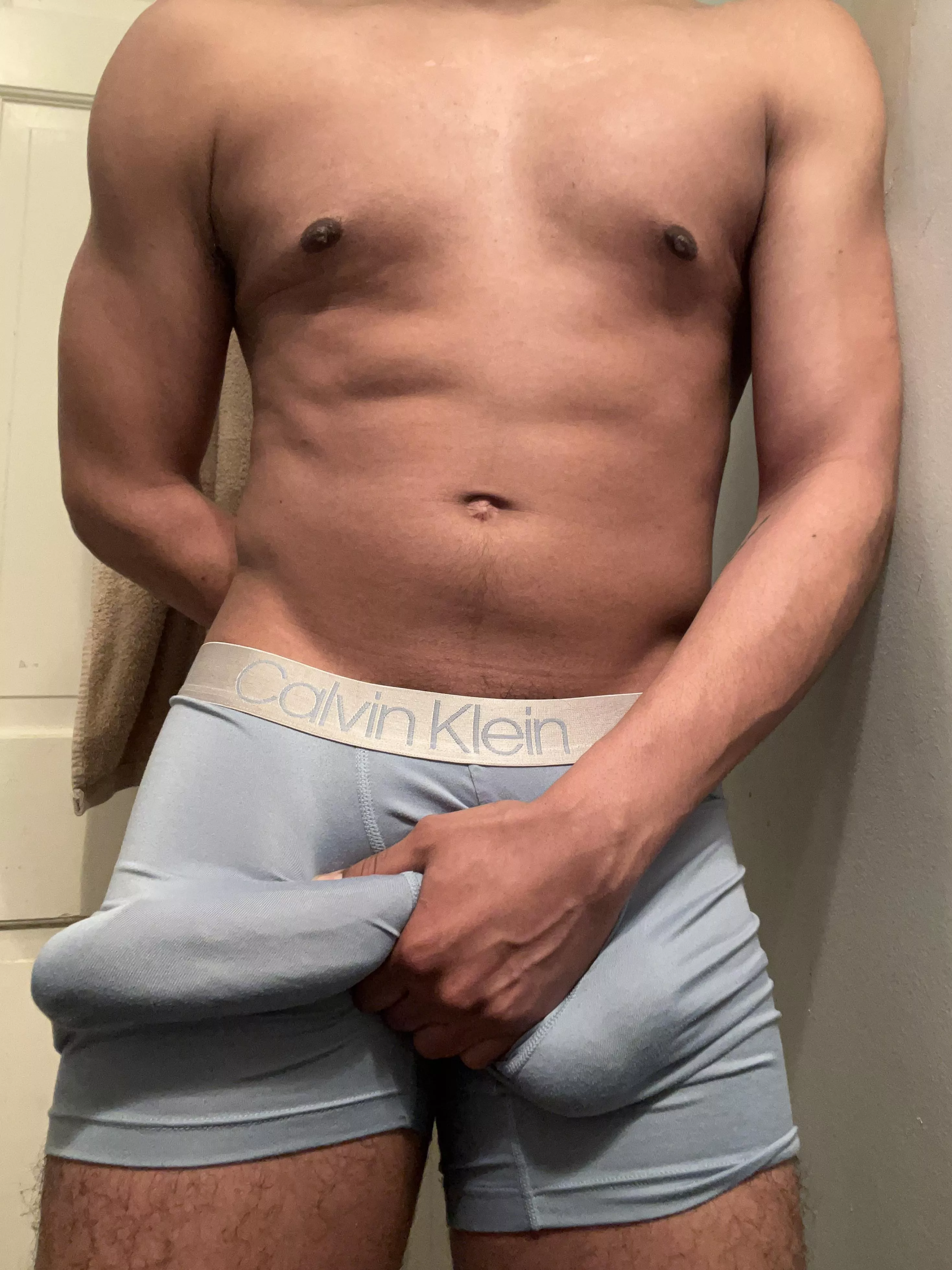 Heaviest cock bulge you see all day posted by Hunggothboy