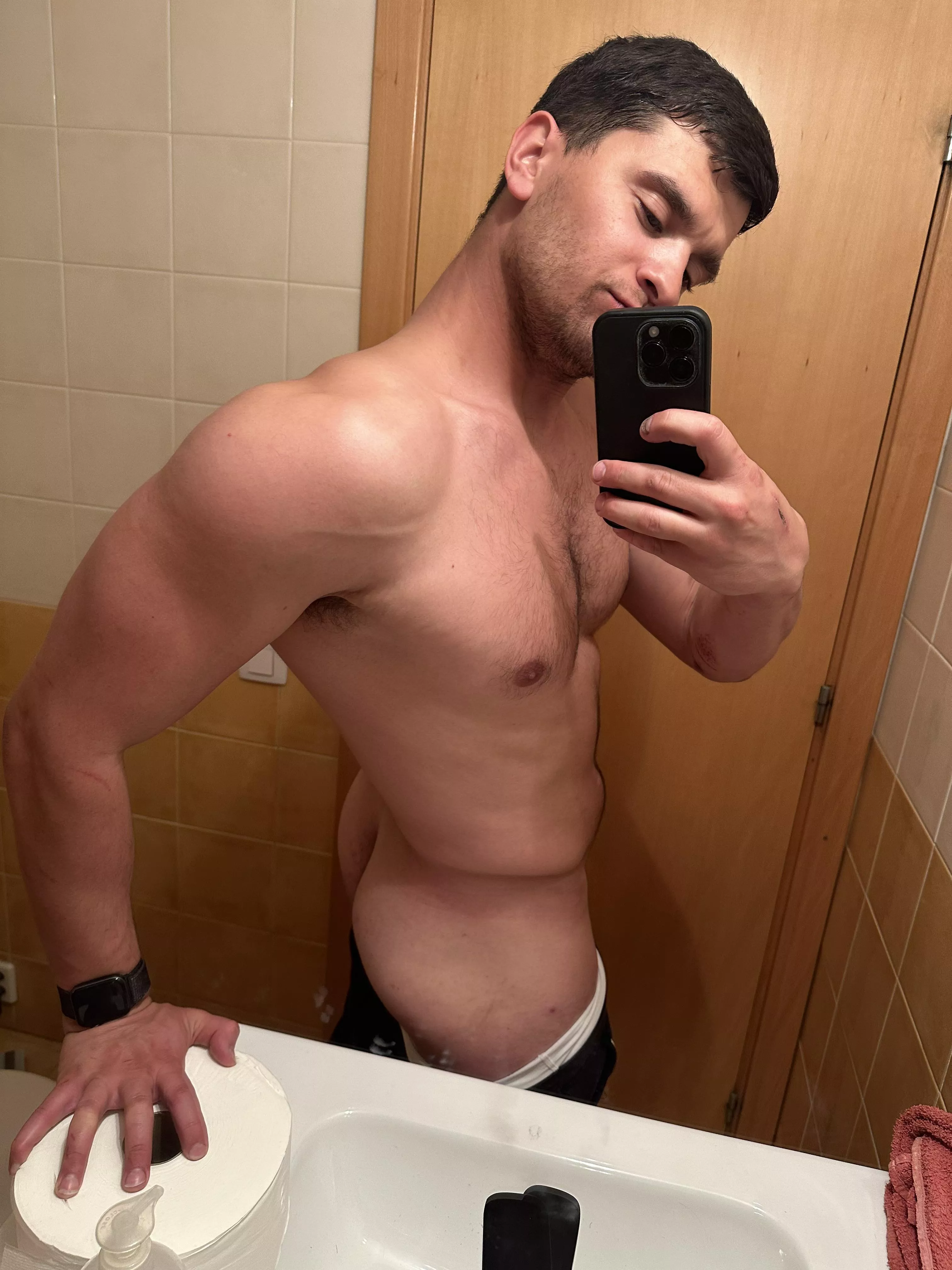 I shouldn't publish this but I think my body today looks like a Greek sculpture, do you think the same as me?🤞🏼🫶🏼 posted by realisiwak