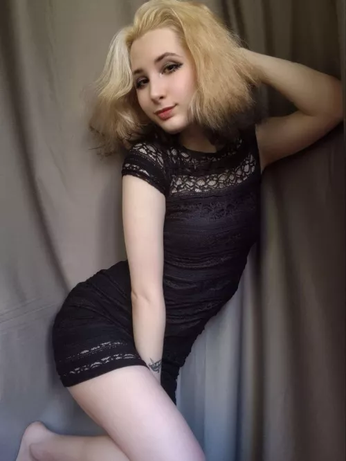 Is that miniaturized body in the dress noteworthy? 😳 by Bilonnna