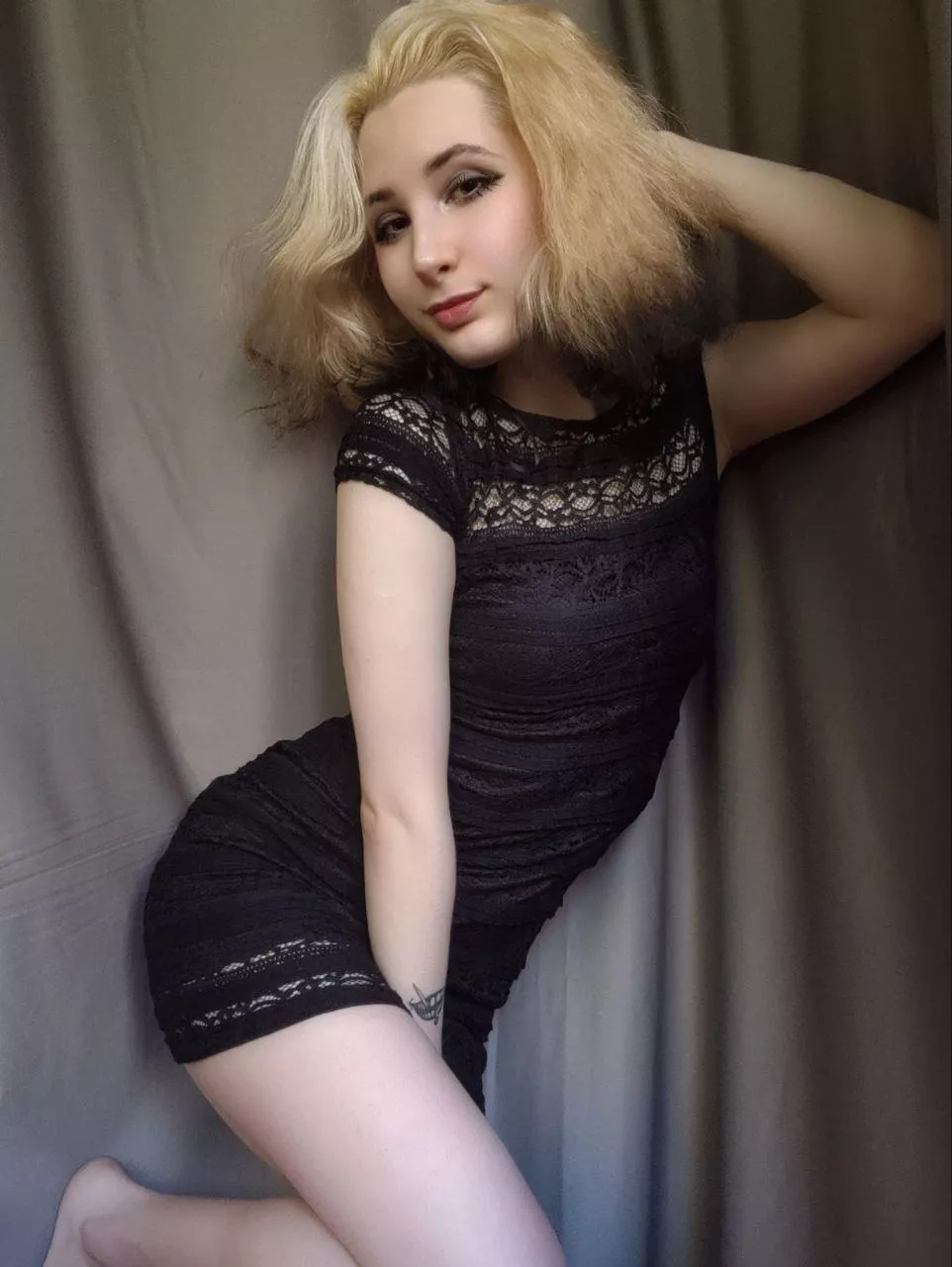 Is that miniaturized body in the dress noteworthy? 😳 posted by Bilonnna