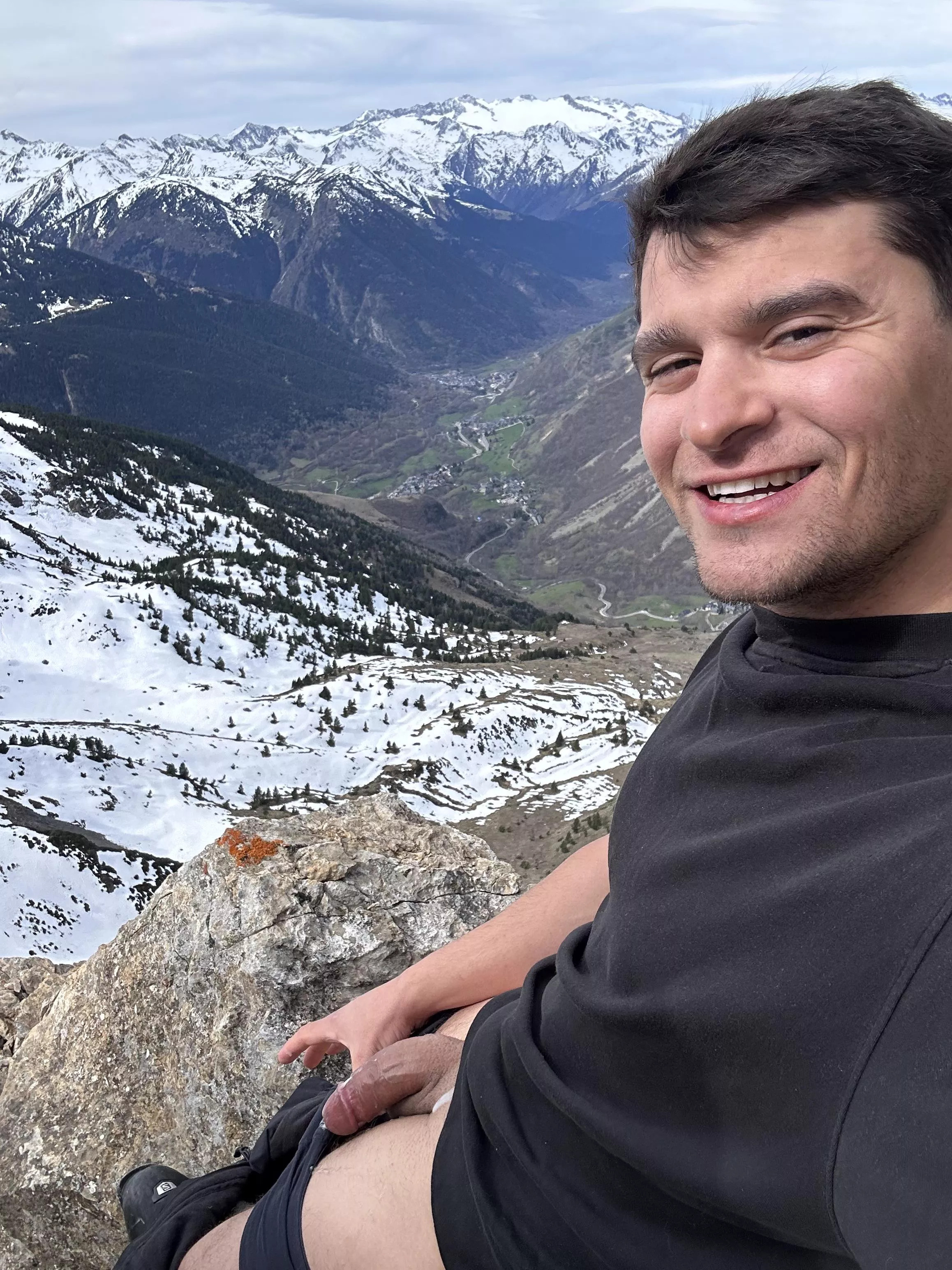 perfect views and perfect cumshot, everything was recorded🤞🏻😈 posted by realisiwak