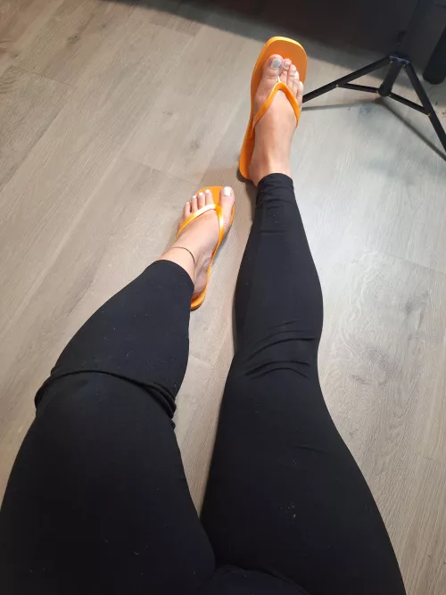 That flip flop and leggings combo 👌  by elenastoes98