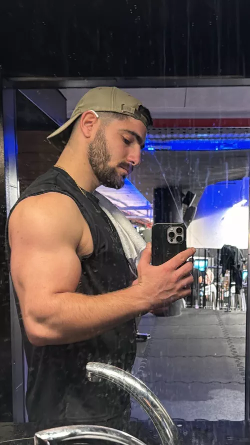 This mirror is dirty as your mind 🤭 by thebicepsking