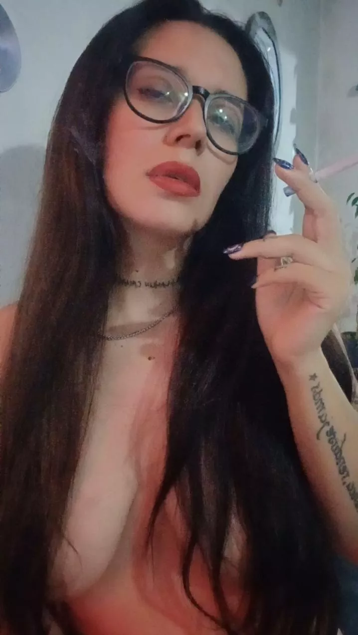 Will you smoke this cigarette with me before going to bed 🥵😈🤤🔥. posted by ninfasmokingqueen