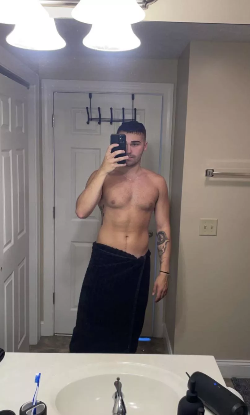 23 m college. Muscular or hung bros add:  mtl3002 posted by Latter_Ad_9887