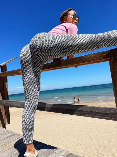 Admiring the sea by ms_twine_grace