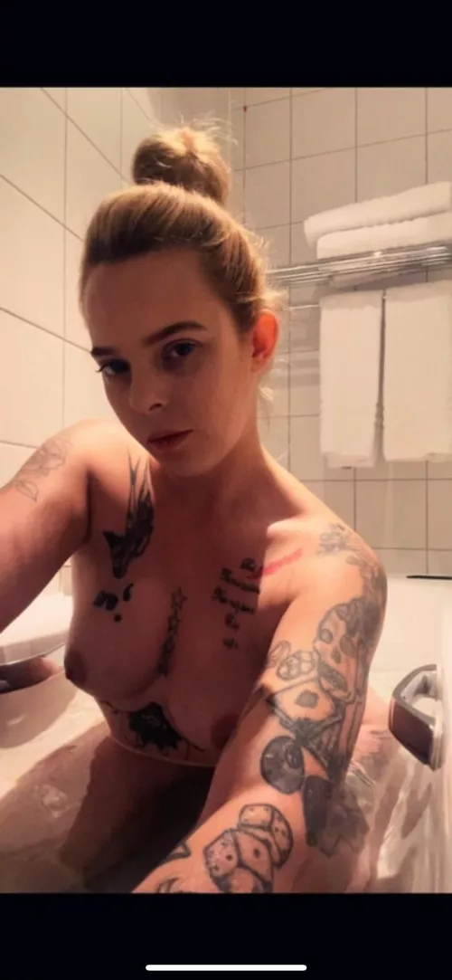 Come here and scrub my back by Citrus-Zombie