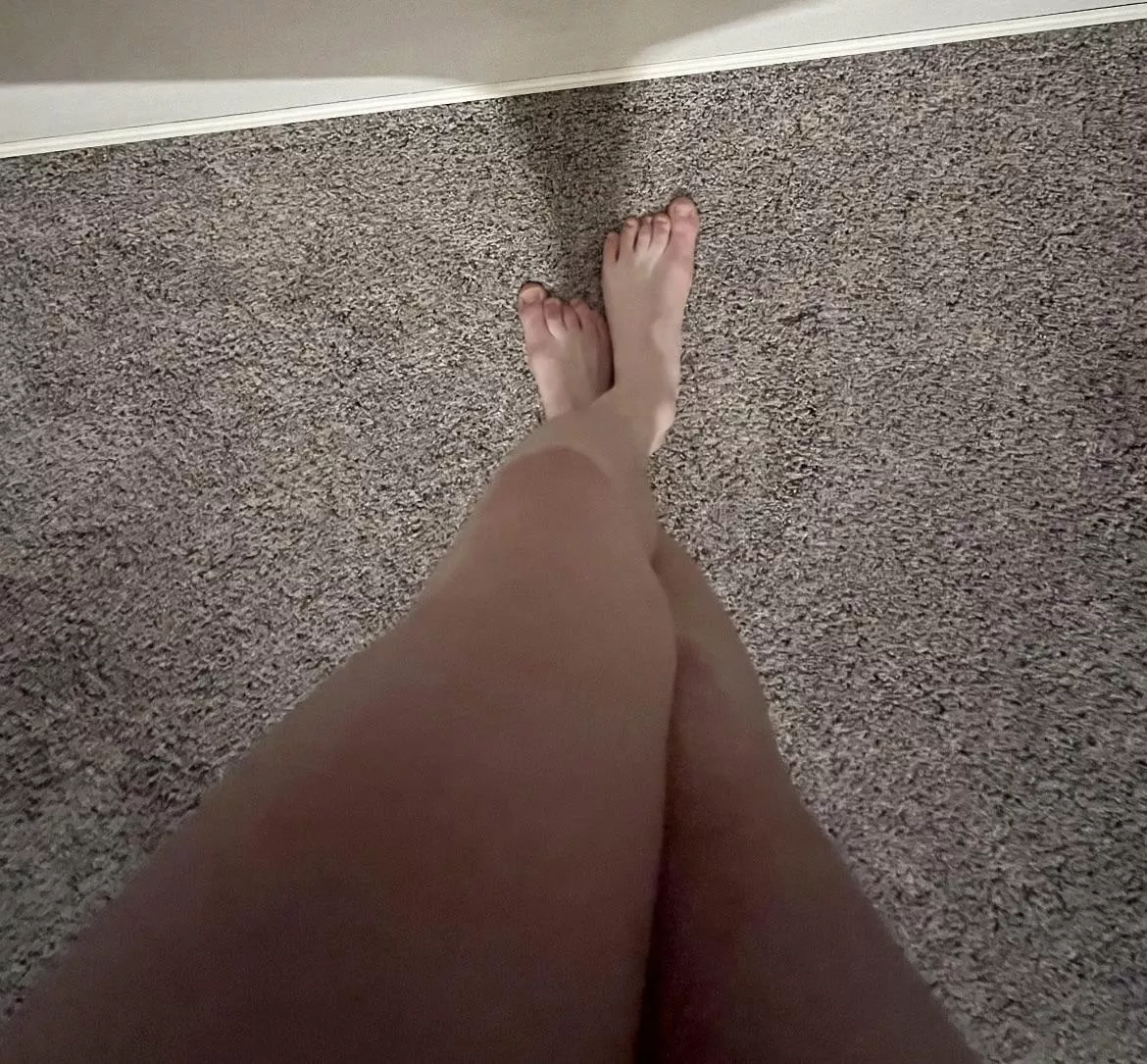 Help me paint my toes?💅🤭 posted by Andrewfromcali21