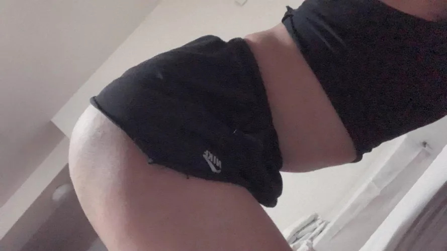 hi >.< by twinkiecatboyy